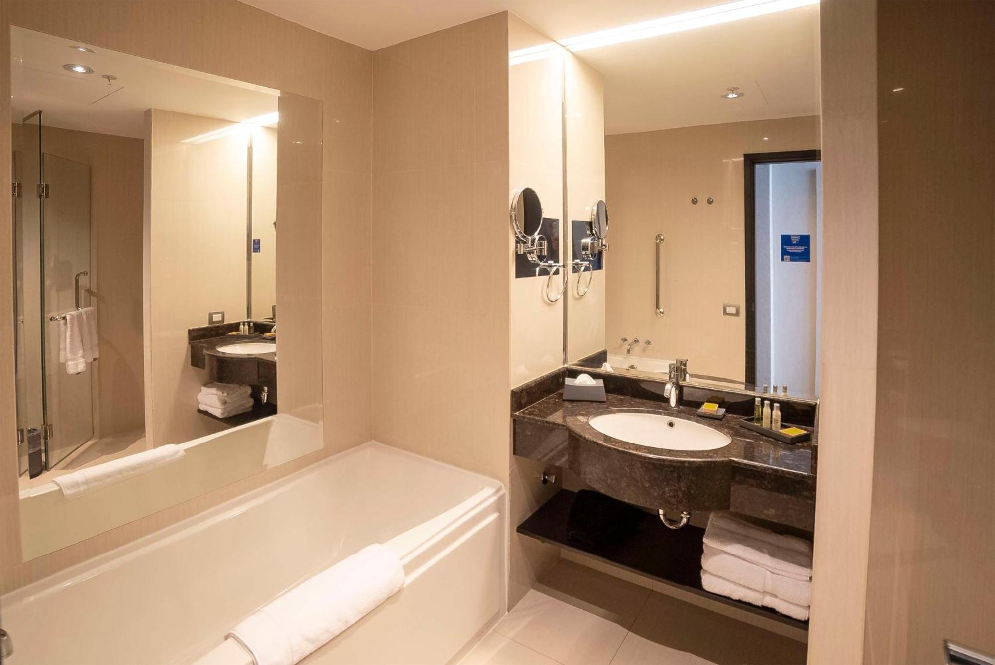 Doubletree By Hilton Trujillo Hotel Encalada Екстериор снимка